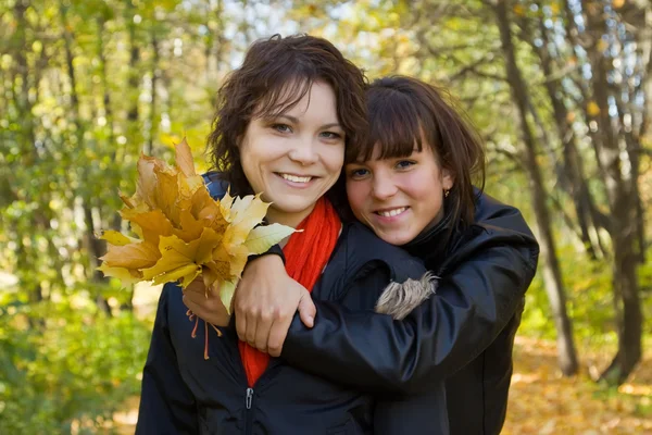 Две девушки осенью — стоковое фото