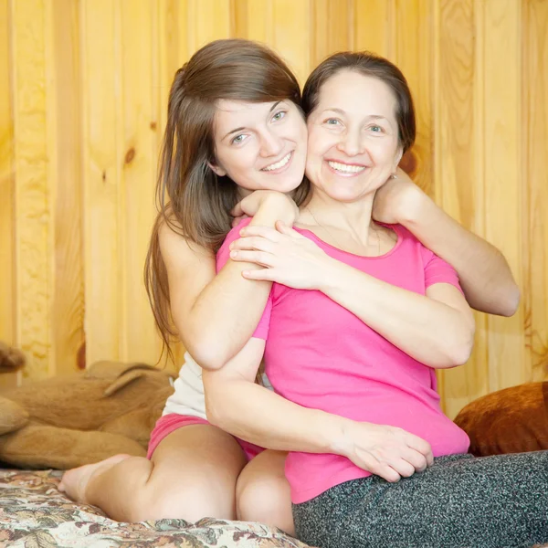 Madre feliz con hija adolescente —  Fotos de Stock