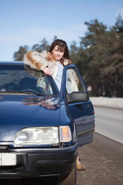 Sorridente donna salire in macchina — Foto Stock