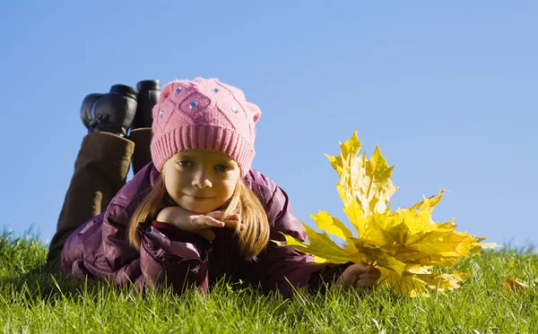 Dziewczyna z klon liście przed niebo — Zdjęcie stockowe