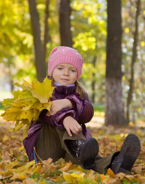 秋の紅葉は屋外の女の子 — ストック写真