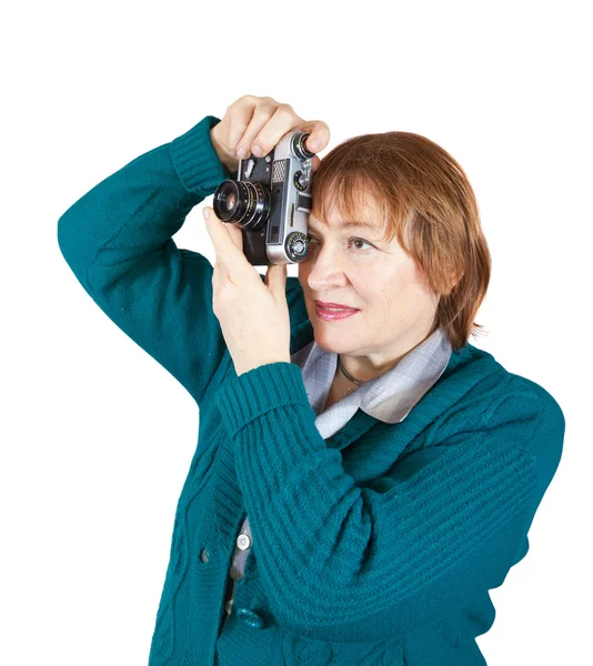 Женщина фотографируется с винтажной камерой — стоковое фото