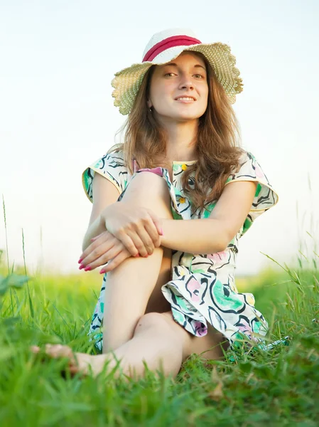 Girl sitting on meadow — Stock Photo, Image