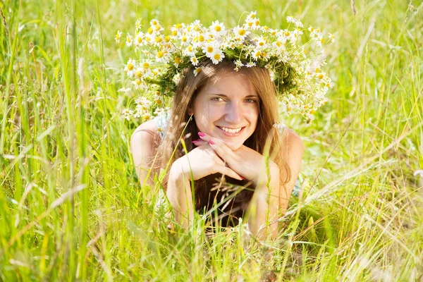Lány a camomiles virágfüzér — Stock Fotó