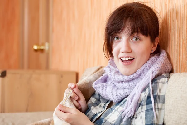 Glad kvinna med termometer i vardagsrum — Stockfoto