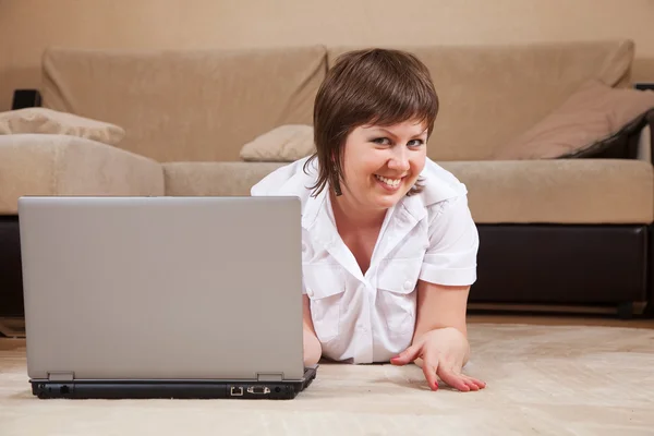 Kvinna som använder bärbar dator — Stockfoto