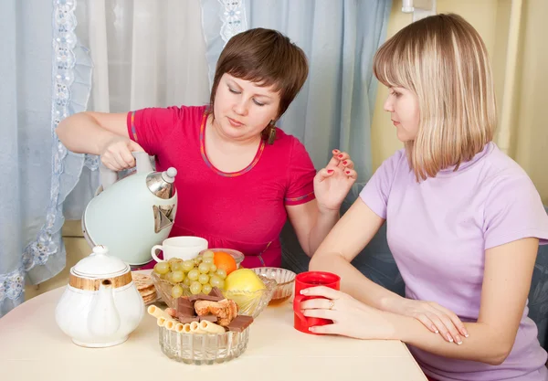 Женщины пьют чай на кухне. — стоковое фото