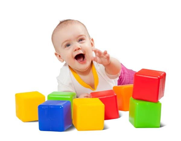 Счастливый ребенок играет с игрушечными блоками — стоковое фото