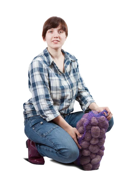 Mulher com batatas colhidas — Fotografia de Stock