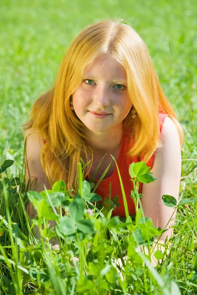 Έφηβος κορίτσι στο γρασίδι — Φωτογραφία Αρχείου