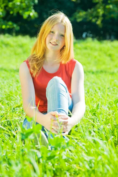 十几岁的女孩坐在草 — 图库照片