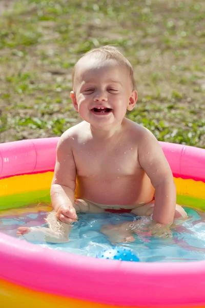 Buon bambino che nuota nella piscina per bambini — Foto Stock