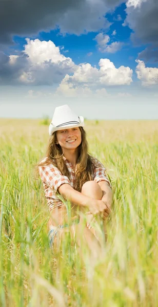 Девушка в шляпе на зерновом поле — стоковое фото