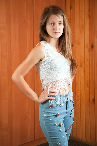 Meisje toont doek beaded door haarzelf — Stockfoto