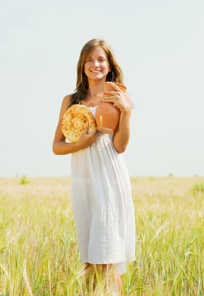 女孩用面包和水罐 — 图库照片