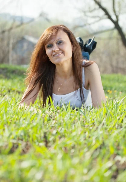 Mid volwassen vrouw in park — Stockfoto