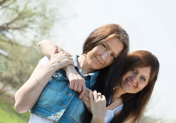 Twee gelukkige vrouwen — Stockfoto
