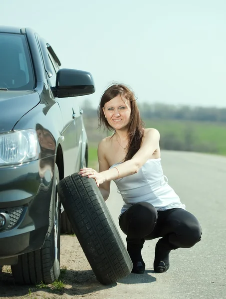 Donna che cambia ruota auto — Foto Stock