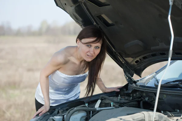 Žena s rozbité auto — Stock fotografie