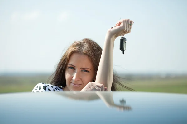 Frau hält Schlüssel für neues Auto — Stockfoto