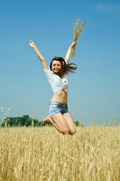 Jeune fille sautante au champ — Photo