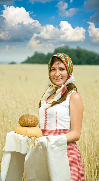 Chica con pan en el campo —  Fotos de Stock