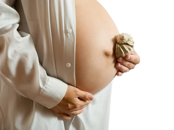Беременная женщина со скорлупой — стоковое фото