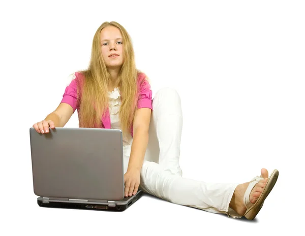 3.带着笔记本电脑坐着的女孩 — 图库照片
