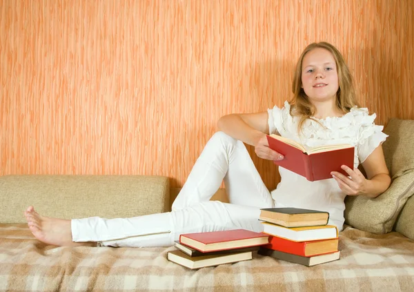 Estudante do sexo feminino leitura livros — Fotografia de Stock