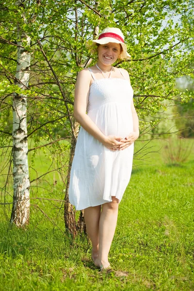 Mulher grávida no parque da primavera — Fotografia de Stock