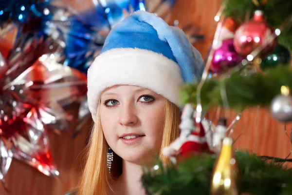 クリスマス帽子で十代の少女 — ストック写真