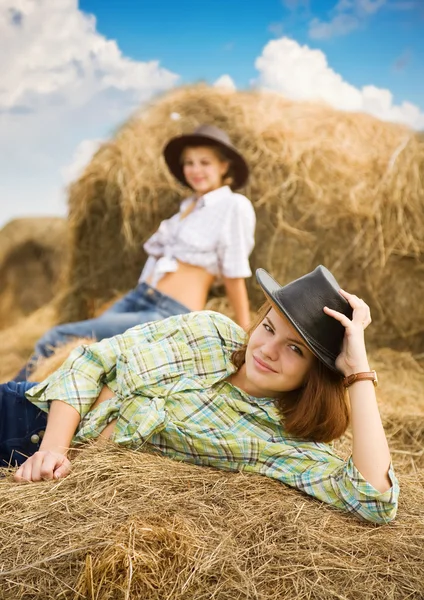Boerderij meisjes op hooi — Stockfoto