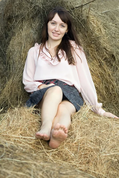 在夏季的干草上的女孩 — 图库照片