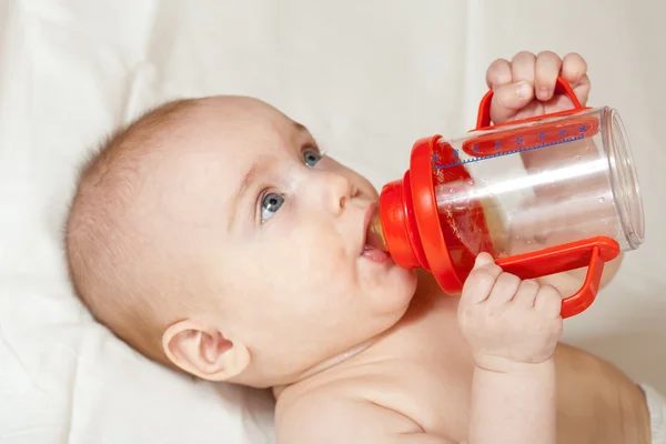 婴儿奶瓶的女婴 — 图库照片