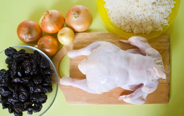 Сырая курица с черносливом и рисом — стоковое фото