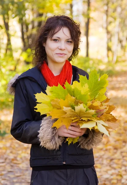 Chica de abrigo en el parque de otoño —  Fotos de Stock