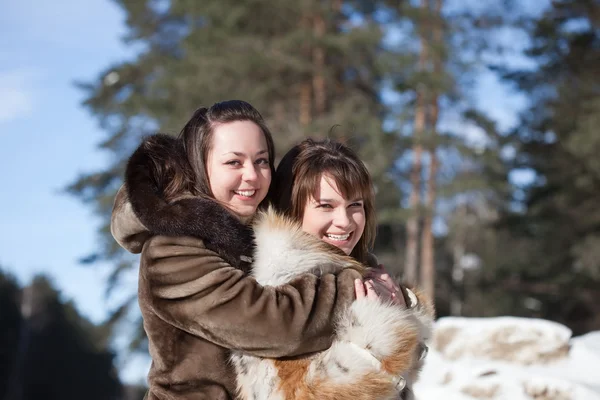 Meninas joga no parque de inverno — Fotografia de Stock