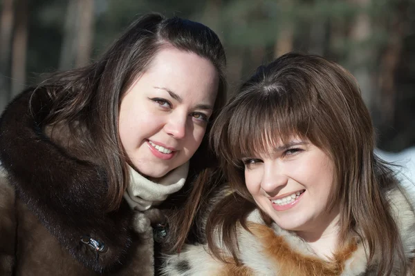 Δύο χαμογελαστά κορίτσια το χειμώνα — Φωτογραφία Αρχείου