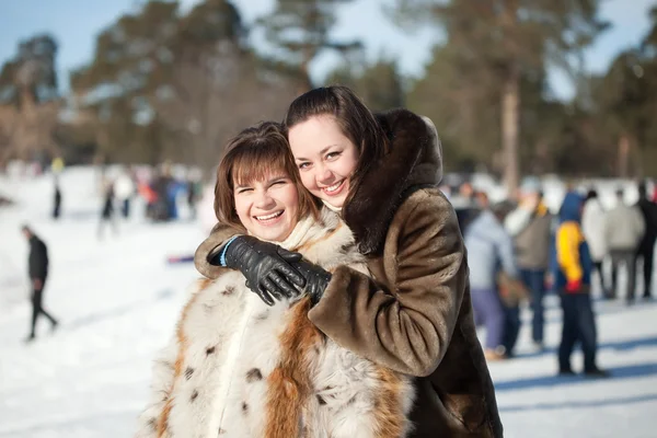 Twee lachende meisjes in de winter — Stockfoto