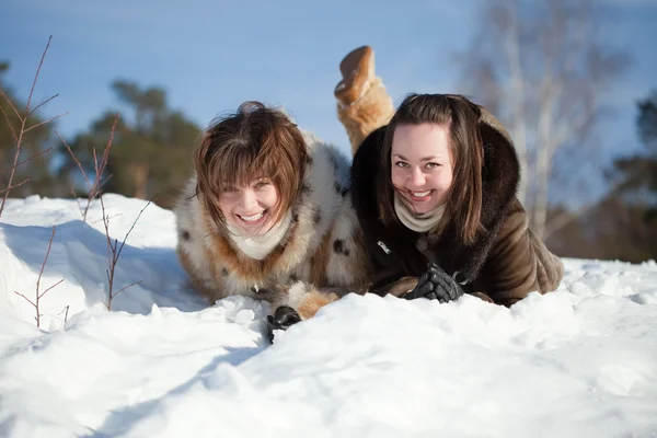 Meninas felizes deitado no inverno — Fotografia de Stock