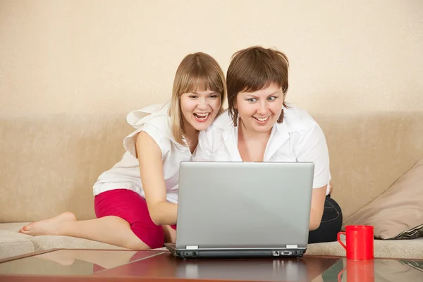 Meninas maravilha olhando para laptop — Fotografia de Stock