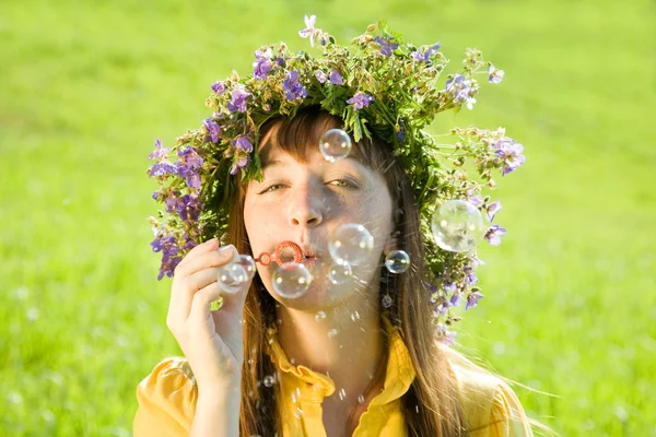 Dívka dělá mýdlové bubliny — Stock fotografie