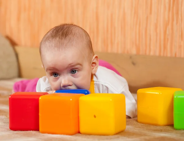 Baby plays with toy blocks — Stock Photo, Image