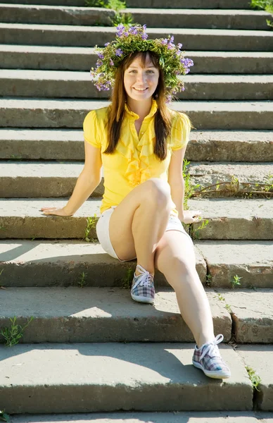 Chica en chaplet en las escaleras — Foto de Stock