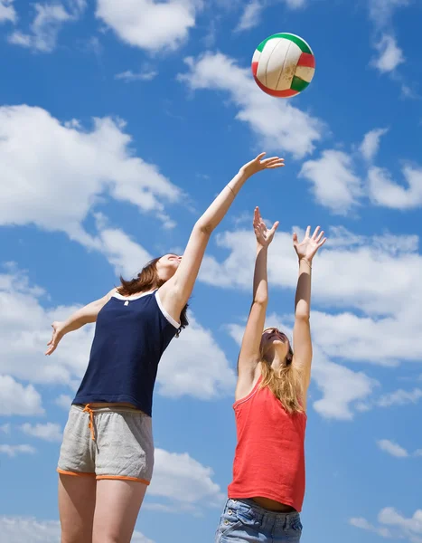 Девушки играют в волейбол — стоковое фото
