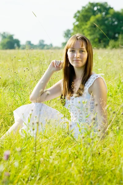 Chica de blanco en el prado — Foto de Stock
