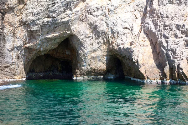 Grota w klifami na wybrzeżu Morza Śródziemnego — Zdjęcie stockowe