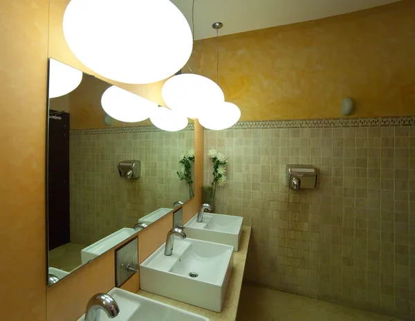 Interieur van toilet met paar putten — Stockfoto