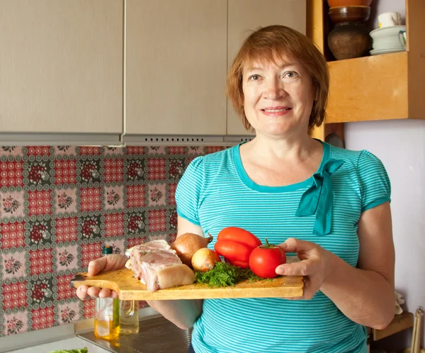 Volwassen vrouw met vlees en groenten — Stockfoto
