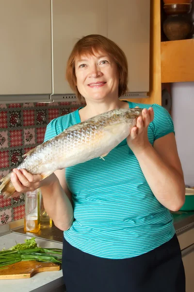 Mulher madura com peixes — Fotografia de Stock